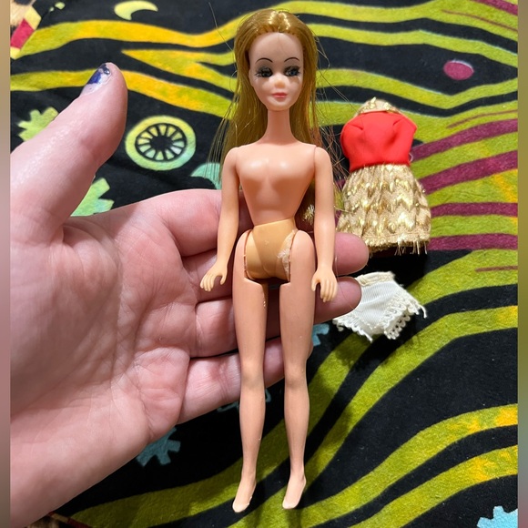 Vintage 1970’s Topper Dawn 6” Fashion Doll in Original Red and Gold Zigzag Dress - Picture 15 of 16